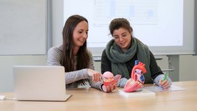 [Translate to Englisch:] Wer ein Studium der Klinischen Pflege absolviert hat, hat zukünftig mehr Befugnisse.