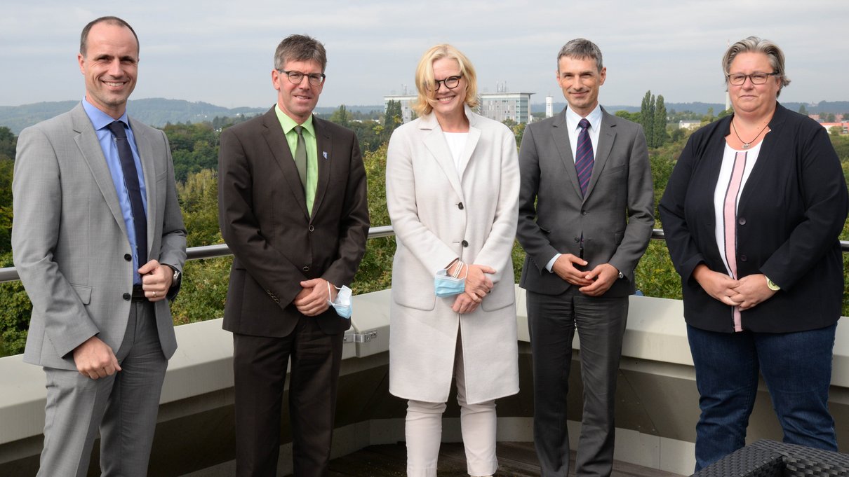 Minister Clemens Hoch mit der Universitätsleitung  