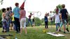Spielende Kinder auf der Wiese