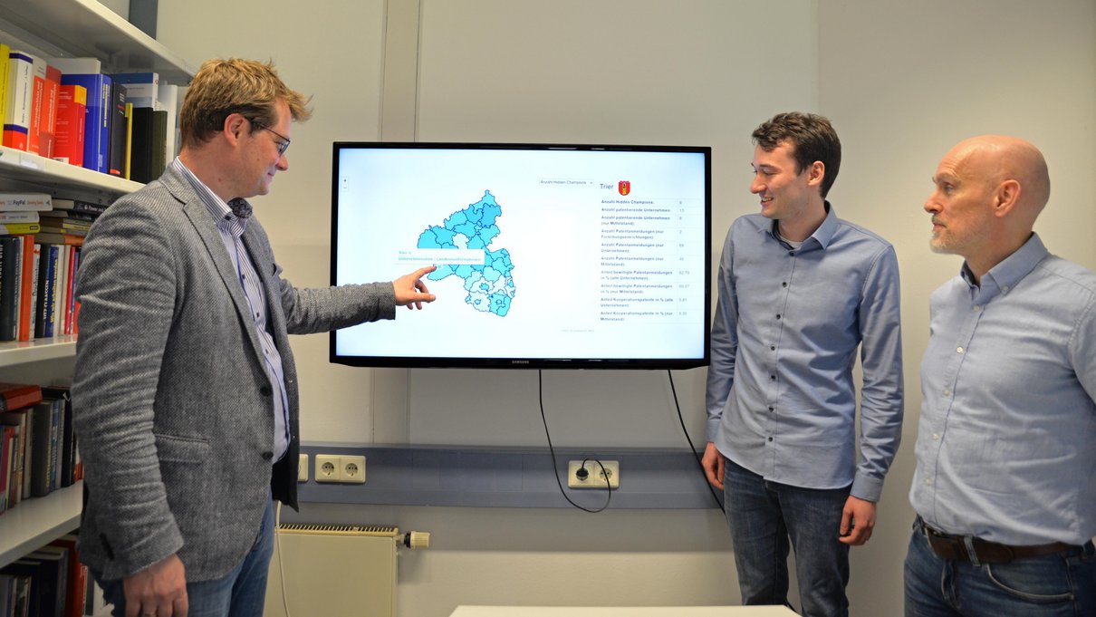 Der an der Universität Trier erstellte Mittelstandsatlas zeigt die Verteilung der Hidden Champions in Rheinland-Pfalz. Im Bild (v.l.): Jörn Block, Tom Willeke und Holger Steinmetz 