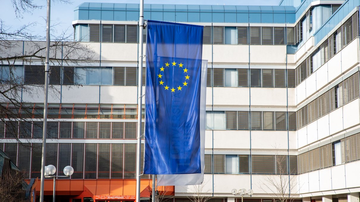 Europafahne vor dem Haupteingang.
