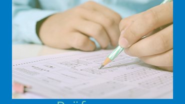 [Translate to Englisch:] Zwei Hände, die etwas auf ein Blatt Papier schreiben