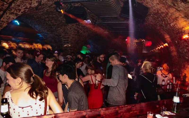 Studentenparty flirten
