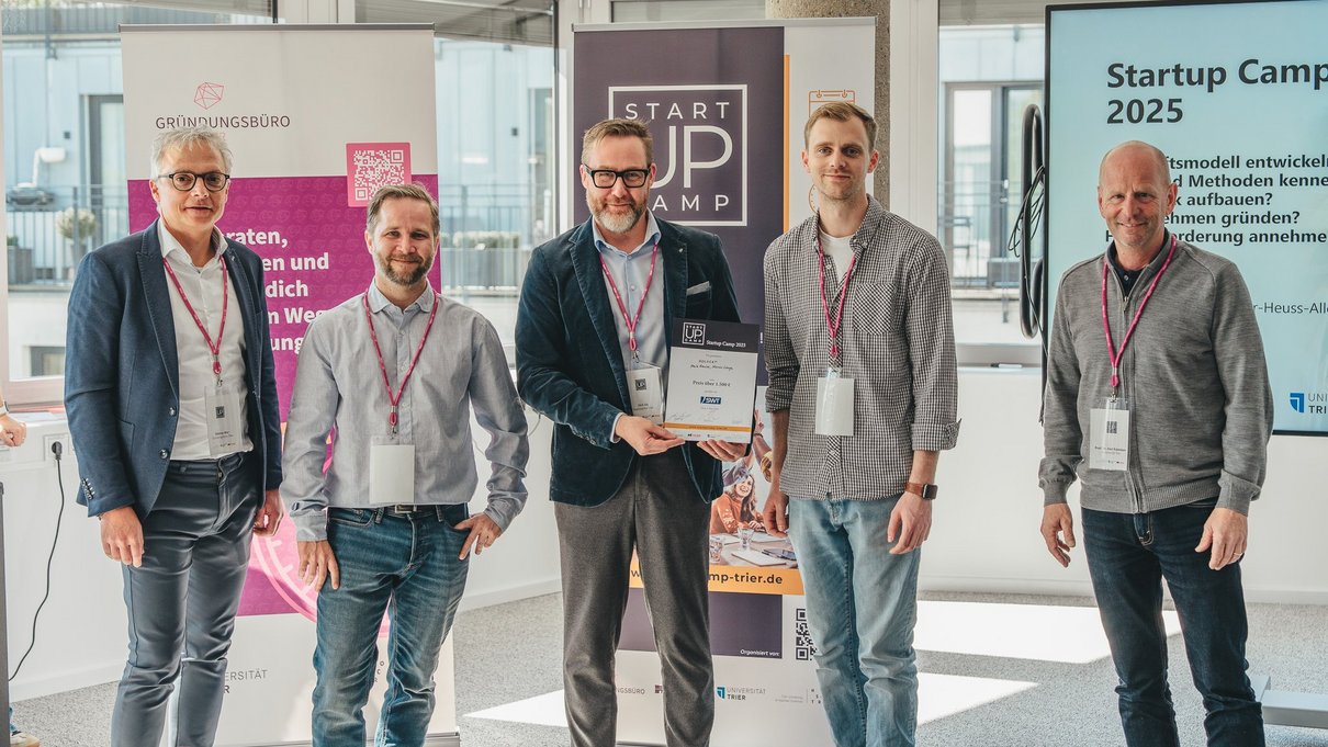 [Translate to Englisch:] Marvin Lange (2 v.l.) und Maik Franke (2.v.r.) haben für ihren Pitch einen von drei Preisen beim Startup-Camp des Gründungsbüros Trier gewonnen.
