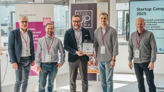 Marvin Lange (2 v.l.) und Maik Franke (2.v.r.) haben für ihren Pitch einen von drei Preisen beim Startup-Camp des Gründungsbüros Trier gewonnen.