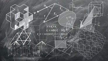 Eine Tafel mit mehreren verschiedenen geometrischen Zeichnungen und Formeln.