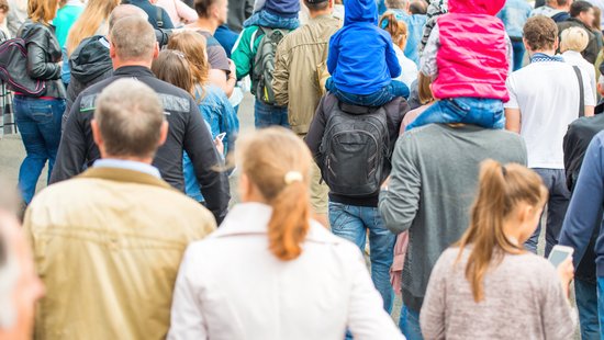 Personen in einer Fußgängerzone.Symbolfoto von Colourbox