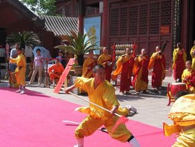 Demonstrating Kung Fu at Daxiangguo Monestary, Kaifeng, Henan. Wikipedia.de