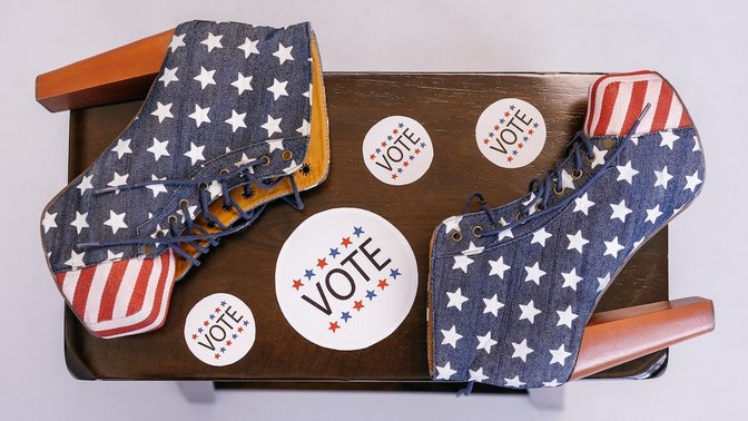 Hohe Schuhe mit den Elementern der US-Flagge und Aufkleber mit "Vote"