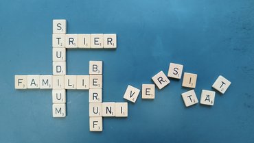 Scrabble-Buchstaben: Familie, Studium, Beruf, Universität Trier
