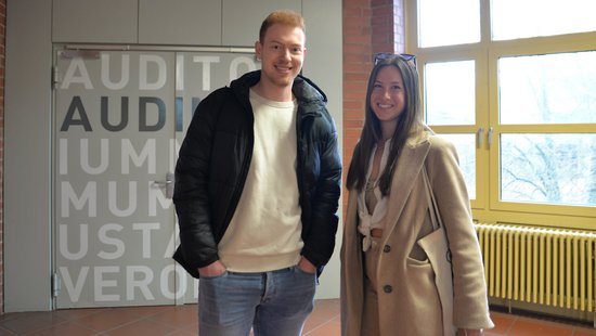 Studienanfänger vor Audimax