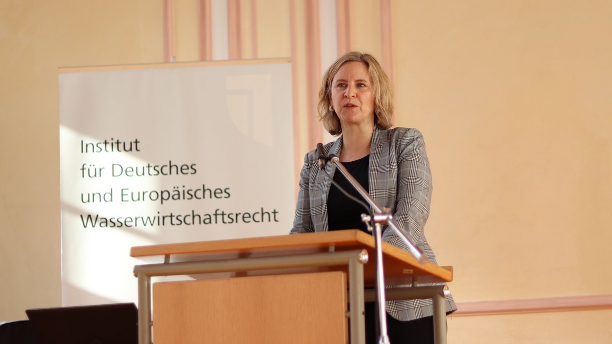Grußworte von Ministerin Katrin Eder am 9. Trierer Wasserwirtschaftsrechtstag. Foto: Sami Rasani/IDEW 