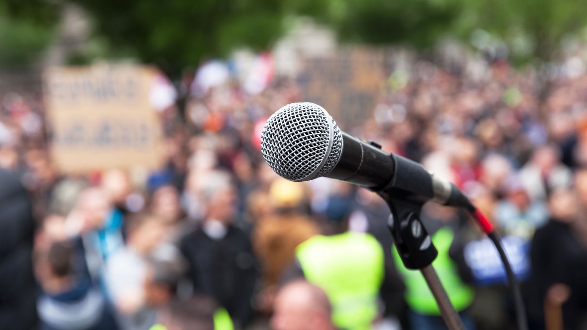 Sprache ist das zentrale Mittel politischer und gesellschaftlicher Auseinandersetzungen. Foto: Colourbox