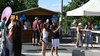 Besucher*innen an den Ständen des Sommerfests. 
