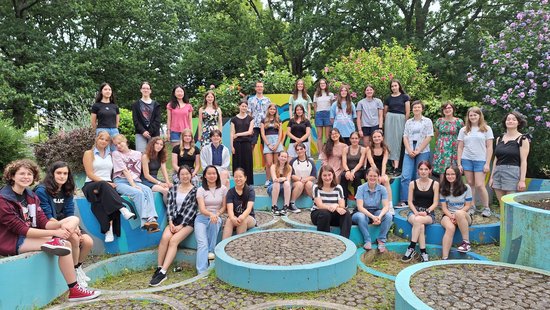 Gemeinsam mit Studierenden und JProf. Dr. Jacqueline Staub haben 35 Schülerinnen einen viertägigen, praxisnahen Einblick ins Informatikstudium erhalten.