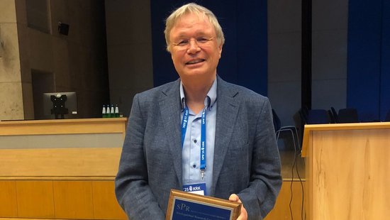 Wolfgang Lutz mit seinem Award