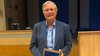 Wolfgang Lutz mit seinem Award