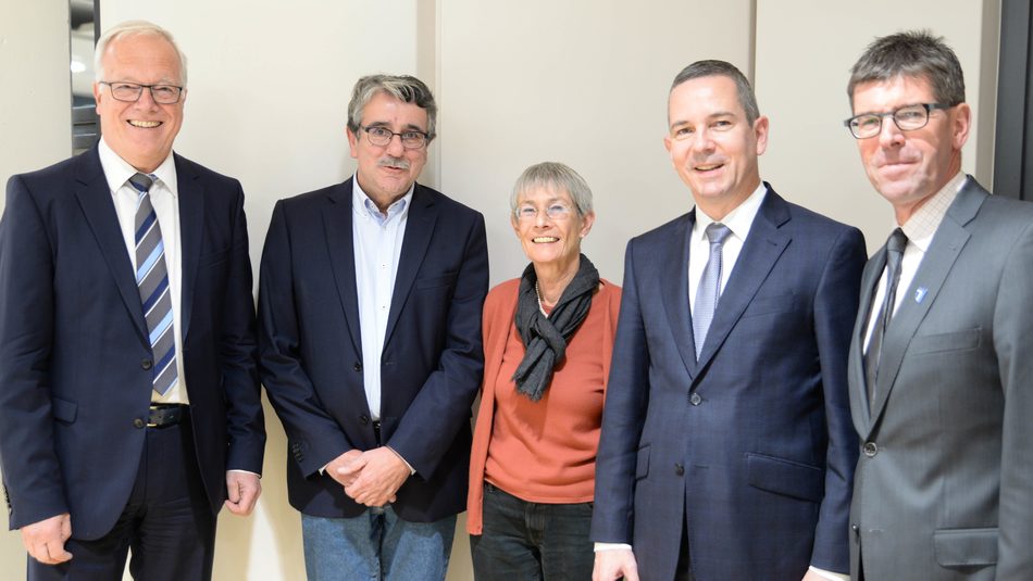 Die Mitglieder des neu gewählten Vorstands des Freundeskreises Trierer Universität (von links) Wolfgang Müller, Dr. Hubert Schnabel, Katharina Brodauf und Dr. Peter Späth mit Universitätspräsident Prof. Dr. Michael Jäckel.