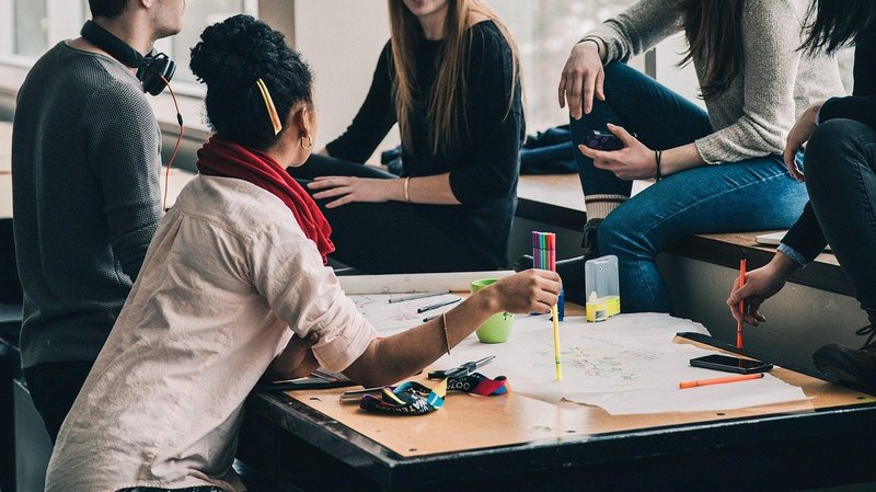 Studierende bei der Gruppenarbeit