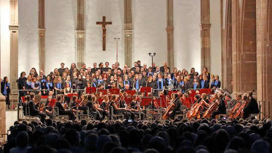 In Erwartung eines anspruchsvollen Konzerts: Während beim Winterkonzert des Collegium Musicum Kompositionen des 19. Jahrhunderts im Vordergrund standen, führen Chor und Orchester der Universität Trier mit „A Sea Symphony“ ein Stück des 20. Jahrhunderts auf.