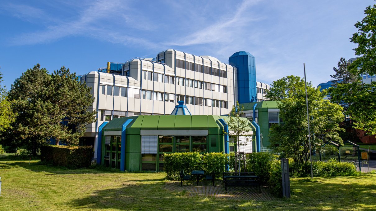 Gebäude V der Universität im Grünen 