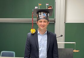 Matthias Schuster mit Doktorhut