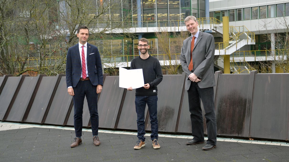 Michael Schiff, Leiter Stab des Präsidenten der Deutschen Bundesbank, Hauptverwaltung in Rheinland-Pfalz und Saarland, Preisträger Matthias Scherf und Prof. Dr. Ludwig von Auer, Dekan des Fachbereichs IV, (von links) bei der Preisübergabe. 