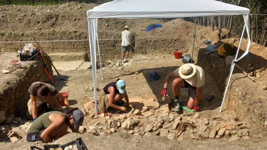 Im neuen Studiengang „Archäologische Wissenschaften“ können die Studierenden natürlich auch Erfahrungen bei Ausgrabungen sammeln – wie hier bei einem ländlichen Fundplatz in Latium (Italien). Foto: P. G. Monti