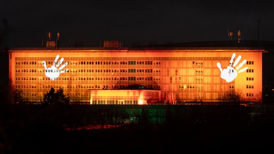 Gebäude Campus II in orangenem Licht.
