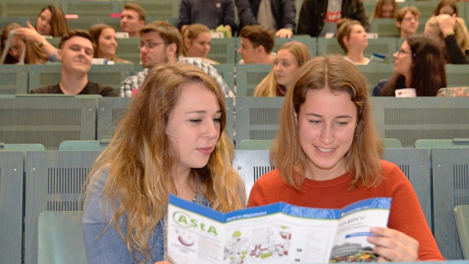 Anna Schulze aus Leipzig und Clara Klein aus Köln (von links) – zwei von 2100 „Erstsemestern“.