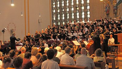 [Translate to Englisch:] Publikum, Chor und Orchester beim Semesterabschlusskonzert 