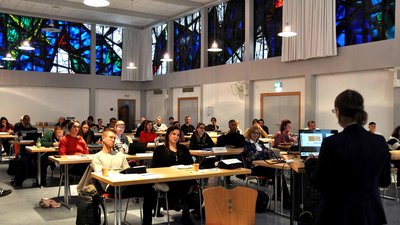 JunProf Staub führt LehrerInnen in Informatik ein 