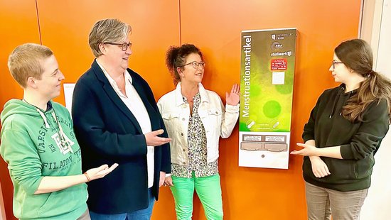 Eine symbolische Übergabe der Automaten für Menstruationsartikel gab es an das autonome Frauenreferat im Gebäude A der Universität Trier. Zum Ortstermin kamen: Leah Brand, Uni-Kanzlerin Dr. Ulrike Graßnick und Studiwerksvertreterin Alexandra Reitz sowie Lisa Braune (v.l.n.r.).