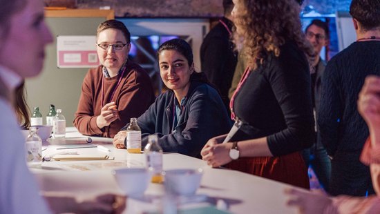 Das Netzwerktreffen im Haus der Transformation brachte erstmals Gründungsinteressierte, junge Unternehmen und etablierte Akteure*innen aus der regionalen Wirtschaft miteinander ins Gespräch. 