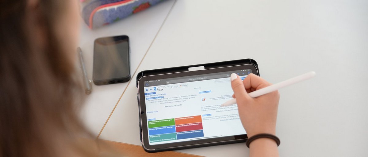 Studierende am Tablet