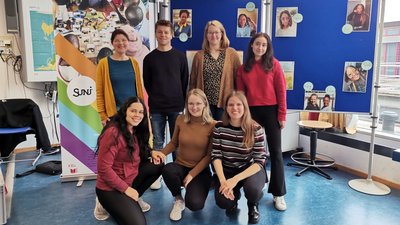 Bei einem Auftaktworkshop, der gleichzeitig in Deutschland wie Namibia stattfand, haben sich die Pädagoginnen und Pädagogen auf den Austausch vorbereitet. Die deutschen Teilnehmenden trafen sich im BioGeoLab der Universität Trier. 