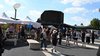 Besucher*innen an den Ständen des Sommerfests. 