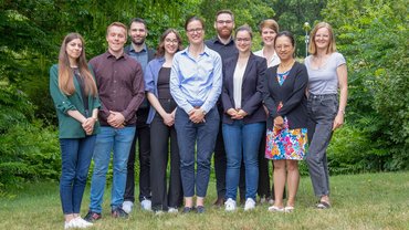 Bild mit dem  Team der Professur vor den Gelände der Universität