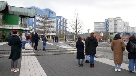 Studierende und Mitarbeitende der Universität auf dem Forum.