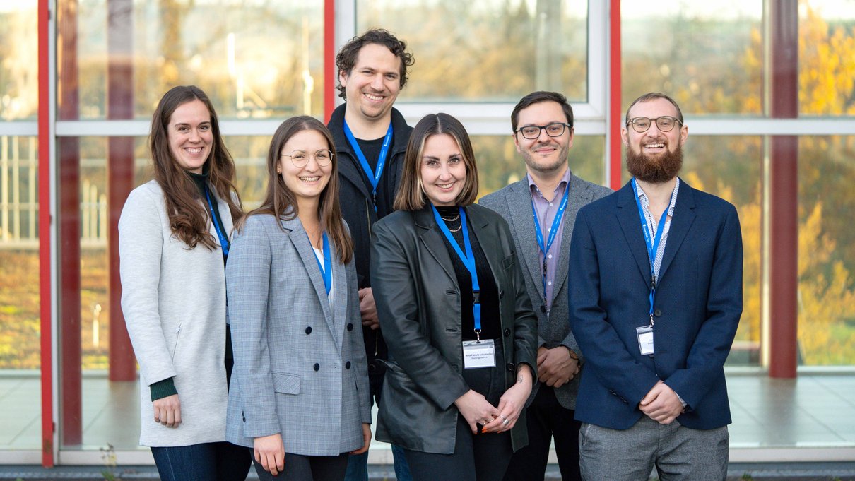 Die Gewinnerinnen und Gewinner der Publikationspreise (v.l.): Sophie Ogan (2. Platz), Lara Lisa Hausknecht, Simon Werner (2. Platz), Nina Fabiola Schumacher, Dr. Sven Hartmann, Florian Feil. Nicht im Bild: Dr. Eva Erdmenger und Dr. Brian Schwartz