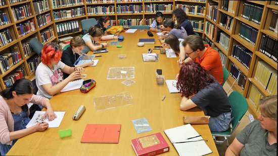 Aus kleinsten Papyrusschnipseln erfuhren die Studierenden viele Informationen über das Leben im antiken Ägypten.