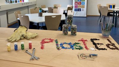 PlastEd geschrieben auf einem Tisch aus Plastikteilchen