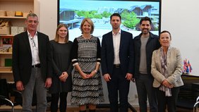 Gaben heute den Startschuss zum Modellprojekt der Campus-Schule: Prof. Dr. Leonhard Frerick (ZfL), Lehramtsstudentin Paula Scholz, Präsidentin Prof. Dr. Eva Martha Eckkrammer, David Thieser (Montessori), Minister Sven Teuber, Bürgermeisterin Elvira Garbes (v.l.n.r.)