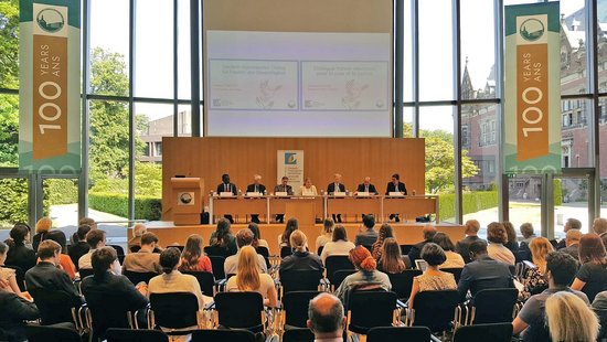 Veranstaltungsraum des 1. Deutsch-Französischen Dialogn für Frieden und Gerechtigkeit in Den Haag.