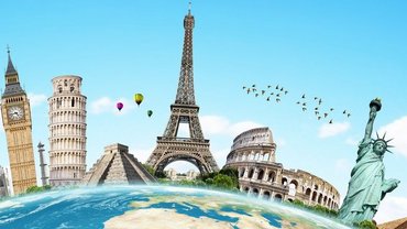 Blick auf Weltkugel mit Wahrzeichen aus aller Welt darauf.