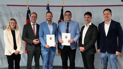 Minister Clemens Hoch überreicht Dr. Brian Schwartz und Jürgen Kopp den Landeslehrpreis