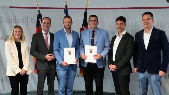 Minister Clemens Hoch überreicht Dr. Brian Schwartz und Jürgen Kopp den Landeslehrpreis