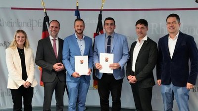 Jürgen Kopp and Brian Schwartz are presented their awards by minister Clemens Hoch