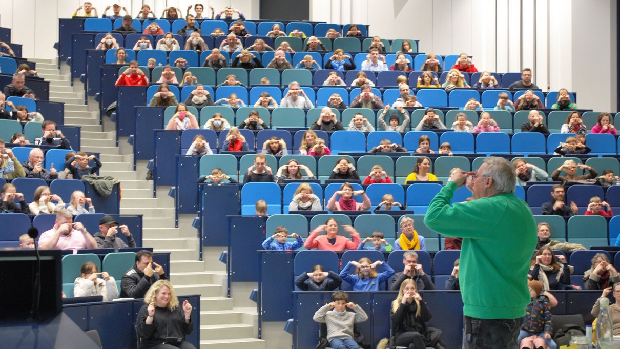 Christoph Biemann im Audimax vor Publikum.