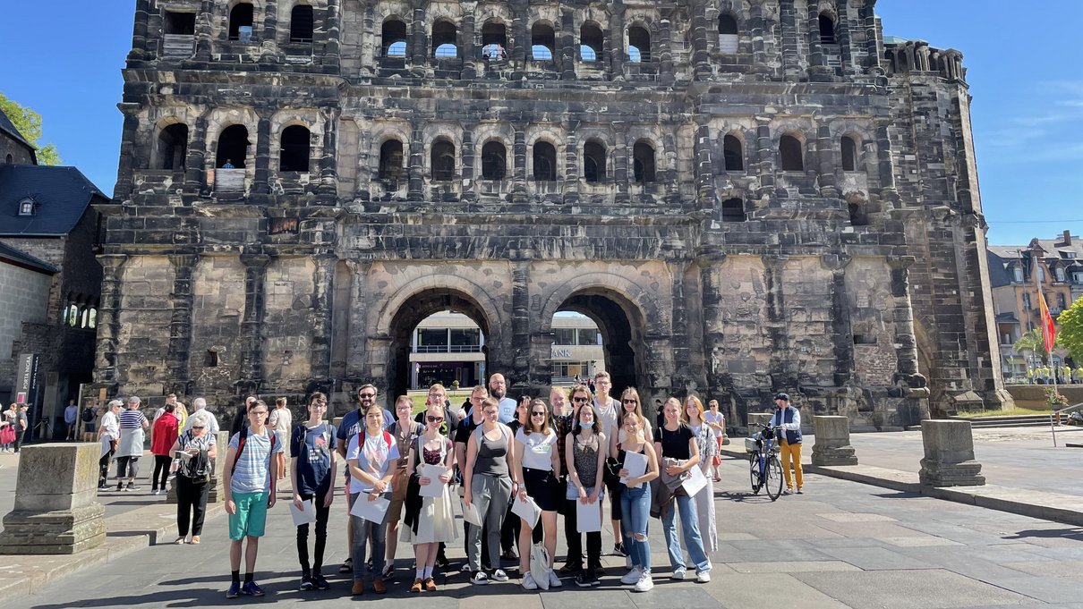 Im Rahmen einer Führung begaben sich die Schülerinnen und Schüler auf Spurensuche durch Deutschlands älteste Stadt. Natürlich durfte auch die Porta nicht fehlen.